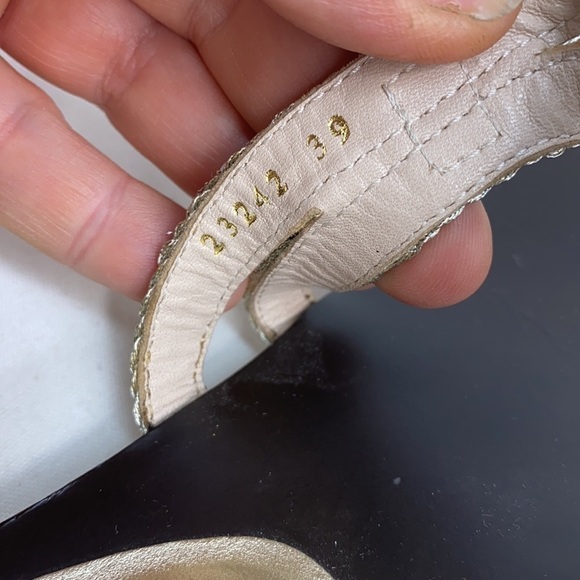 LK Bennett Sz 9 Open Toe T-Strap Gold Flat Sandals - Picture 9 of 15
